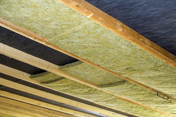 Comment choisir un isolant thermique pour le plafond du dernier étage ?